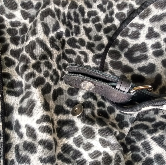 🌿PINK VS Cheetah Backpack - Picture 7 of 9